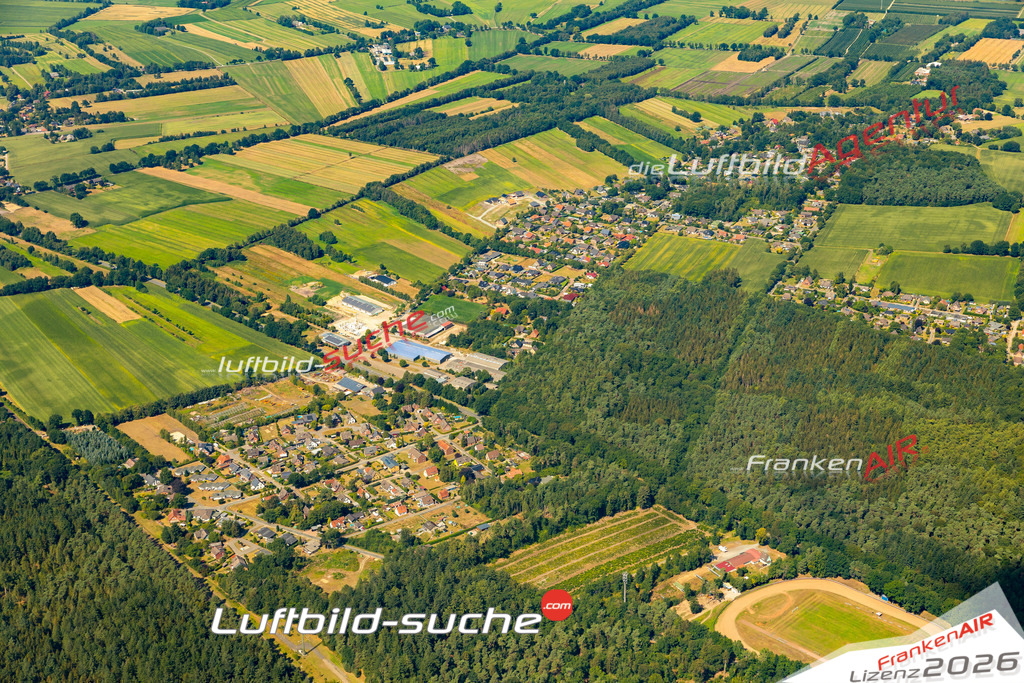 Aktuelles Luftbild von Am Löhberg Hechthausen - Die Luftaufnahme wurde 2022 mittels UL-Flugzeug erstellt ( keine Drohne ) - hochauflösende Kamera-Systeme von  Canon -Beste Qualität - Für grossformatige Ausdrucke geeignet. Die Geschenkidee !