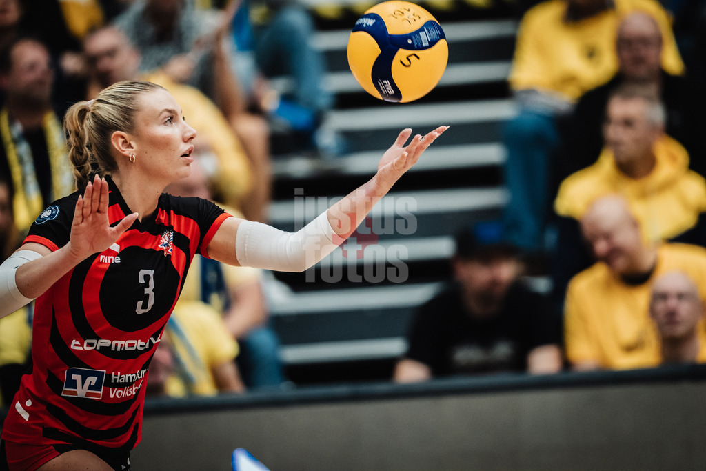 Volleyball | Frauen | Saison 2025/2026 | Volleyball Bundesliga | SSC Palmberg Schwerin vs. ETV Hamburger Volksbank Volleys | 18.10.2025 | Lina Köster (#3, ETV Hamburger Volksbank Volleys) beim Aufschlag