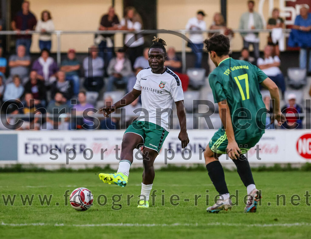 2023-09-01_061_FC_Schwaig_gegen_TSV_Gruenwald | Oberding, Deutschland, 01.09.2023:
Fußball, Landesliga Südost 2023 / 2024, 9. Spieltag, FC Schwaig gegen TSV Grünwald, Endergebnis: 3:1

Bilal Ibrahim (FC Schwaig, #6), Fabian Traub (TSV Grünwald, #17)

Foto: Christian Riedel / fotografie-riedel.net