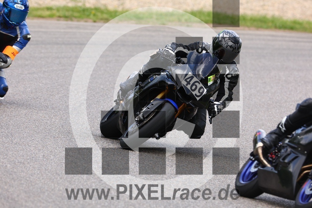 0469-20250503_01544 | Schöne Erinnerungen an spannende Momente - das festzuhalten ist unser Job. PIXELrace.de ist seit 2003 auf den Rennstrecken Europas unterwegs um die Action draußen beim Fahren und die wunderbare Stimmung imm Fahrerlager für euch einzufangen.