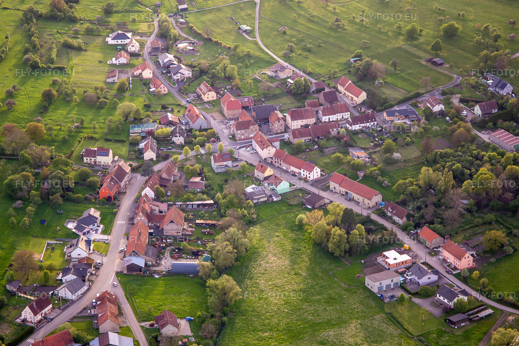 Vue aérienne: Vue de la ville à Erching dans le département Moselle, France. Photo: IMG_140457.jpg prise le 30/04/2024 par Werner Riehm/FLY-FOTO.euRésolution de l'original: 5086 x 3391 px