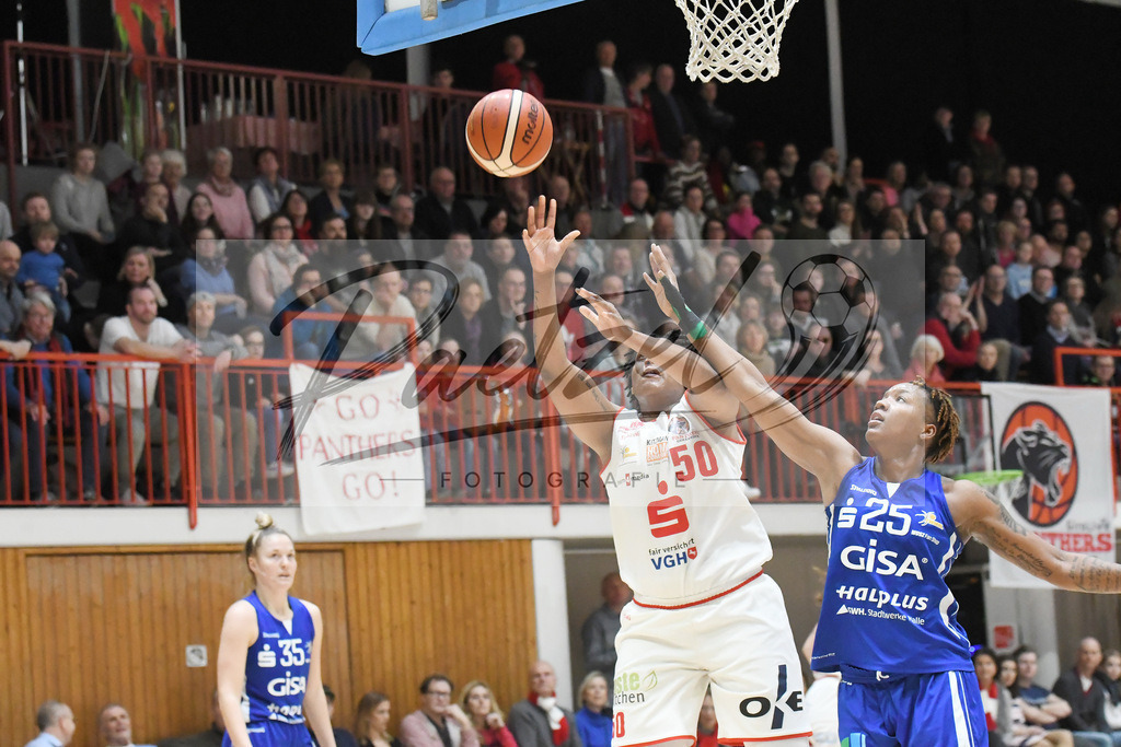 20200126_PANHAL_0030 | Basketball, Frauen: Brianna Rollerson (GiroLive-Panthers Osnabrück) und Christin Yuri Mercer (GISA LIONS SV Halle) im Zweikampf beim Spiel der Toyota DBBL zwischen GiroLive-Panthers Osnabrück vs. GISA LIONS SV Halle am 26.01.2020 im Panthers Dome in Osnabrück, Deutschland.(Foto von Nico Paetzel) - Realisiert mit Pictrs.com