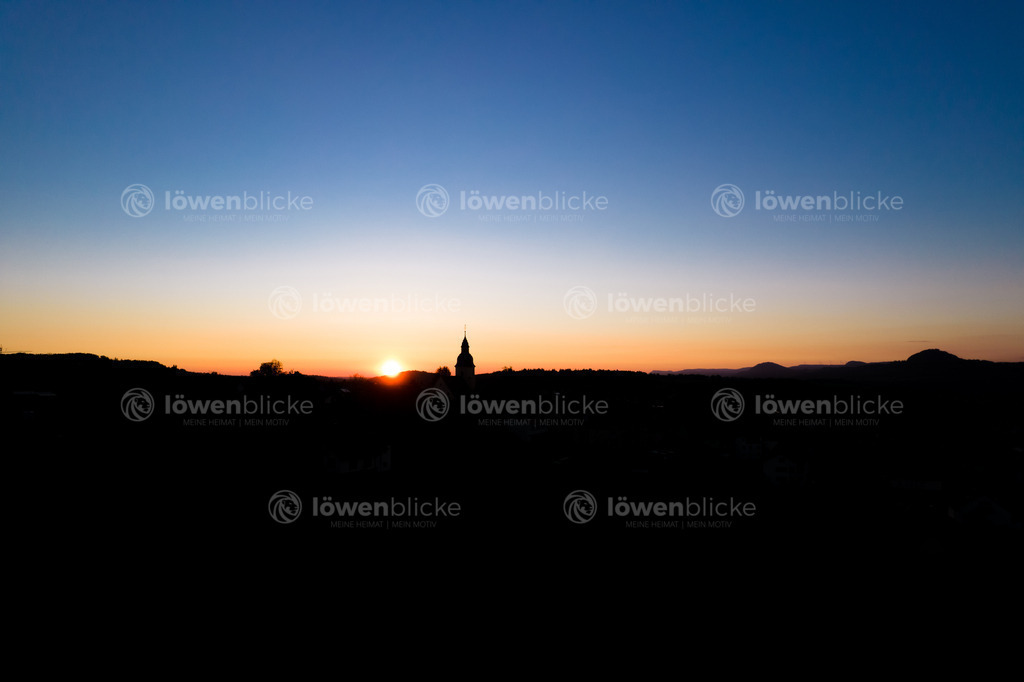 Silhouette von Börtlingen bei Sonnenaufgang | löwenblicke | shop