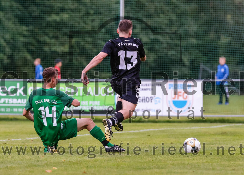 2023-07-25_042_SpVgg_Neuching_gegen_FC_Finsing | Neuching, Deutschland, 25.07.2023:
Fußball, A-Klasse 2023 / 2024, Toto Pokal, SpVgg Neuching gegen FC Finsing, Endergebnis: 2:4

Manuel Fellermair (SpVgg Neuching, #14), Patrick Forchhammer (FC Finsing, #13)

Foto: Christian Riedel / fotografie-riedel.net