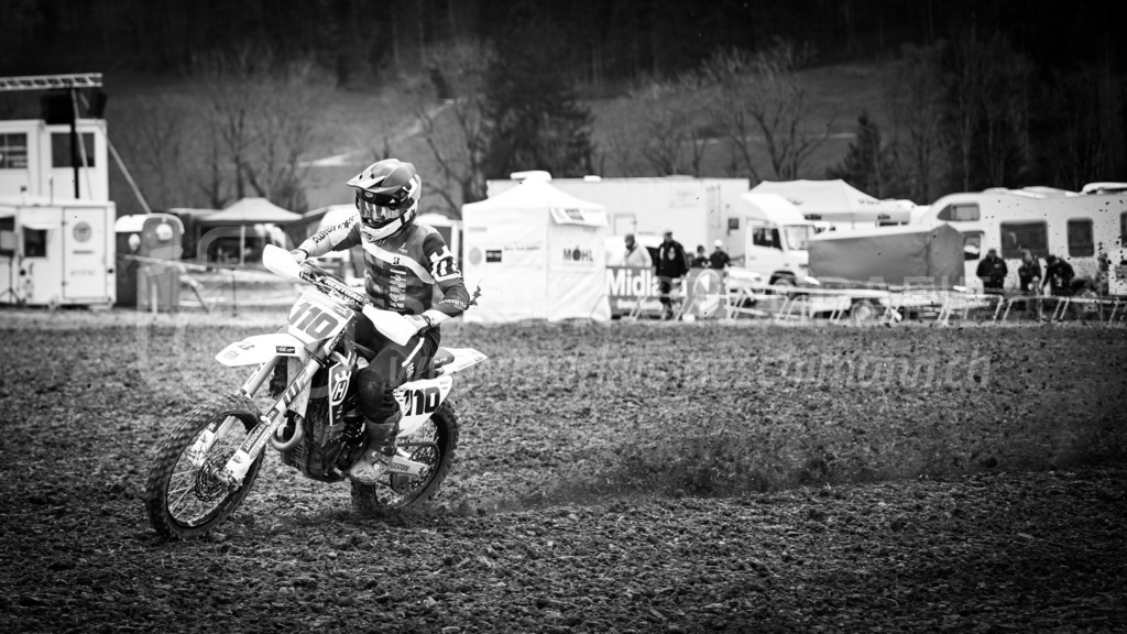 Motocross Schlatt bei Winterthur - 30. April 2023 | #110 Bender Nicolas aus Martigny (CH) auf Husqvarna in der Kategorie ProRace Serie am Motocross Schlatt bei Winterthur, 30. April 2023. 
Instagram: @mx_schlatt | @mc_wila | @sam_schweiz
Bild: Sportfotografie Markus Aeschimann | www.markus-aeschimann.ch - Realisiert mit Pictrs.com
