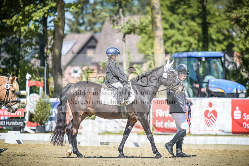 DOS_8840 | Entdecke hochwertige Reitturnierfotos von Foto Oger. Professionell, emotional und authentisch – jetzt Lieblingsmomente im Shop bestellen.Deutschlandweite Turnierfotografie. - Realisiert mit Pictrs.com