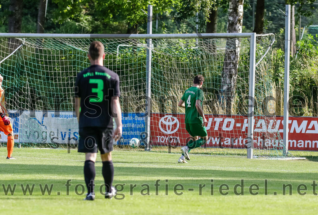 2023-07-09_071_FC_Forstern_gegen_SpVgg_Neuching | Forstern, Deutschland, 09.07.2023:
Fußball, Kreisklasse 2023 / 2024, Testspiel, FC Forstern gegen SpVgg Neuching, Endergebnis: 2:4

Torwart Niklas Desiderato (SpVgg Neuching, #1), Franz Pfleger (SpVgg Neuching, #3), Bastian Keilhacker (FC Forstern, #4)

Foto: Christian Riedel / fotografie-riedel.net