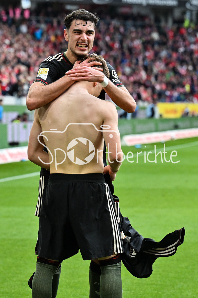 SC Freiburg - FC Bayern München | FREIBURG, GERMANY - 04. APRIL: Jubel der Bayern nach dem Treffer zum 2-3 durch Lennart KARL (FC Bayern Munich 42) / Tor / Torschuetze / Freude / Happy / während dem Bundesligamatch zwischen dem SC Freiburg und dem FC Bayern München am 28. Spieltag im Europa-Park Stadion / DFL REGULATIONS PROHIBIT ANY USE OF PHOTOGRAPHS AS IMAGE SEQUENCES AND/OR QUASI-VIDEO / Aleksandar PAVLOVIC (FC Bayern Munich 45)