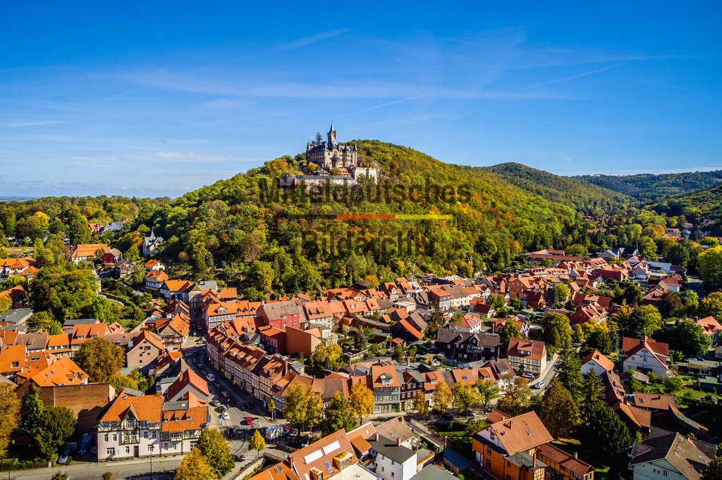 Schloß_ Wernigerode-0021-2 | Wernigerode ist eine Stadt im Harz im Mitteldeutschland. Ihre Altstadt zeichnet sich durch ihre Fachwerkhäuser aus, darunter das mittelalterliche Rathaus und das "Schiefe Haus". Am Stadtrand beherbergt das Schloss Wernigerode ein Museum und bietet Blick auf die Stadt. Das Schienennetz der Harzer Schmalspurbahnen verbindet Wernigerode mit dem Bahnhof Drei Annen Hohne, wo die dampflokbetriebene Brockenbahn zum Brocken abfährt. - Realisiert mit Pictrs.com
