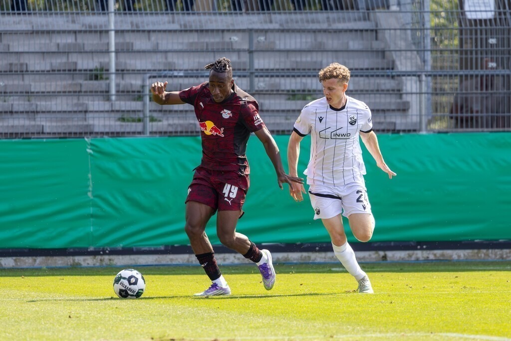 SV Sandhausen gegen RB Leipzig (DFB-Pokal, 1. Runde)***Am Ball: Yan Diomande (49, Leipzig) | SV Sandhausen gegen RB Leipzig (DFB-Pokal, 1. Runde)***Am Ball: Yan Diomande (49, Leipzig) - Realisiert mit Pictrs.com