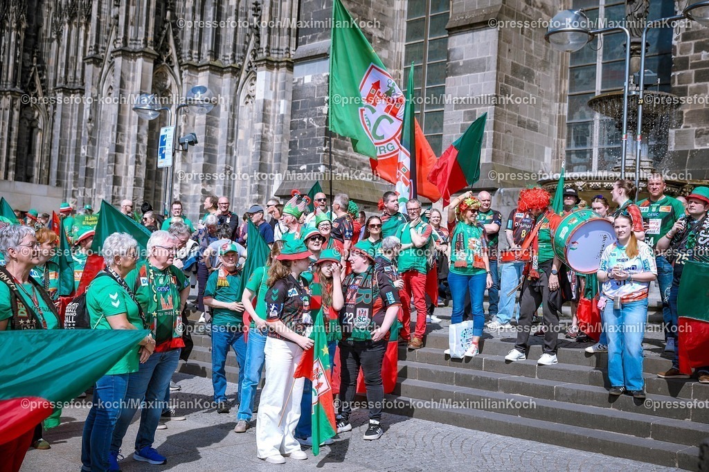 xSSCx18042601061 | 18.04.2026, xsscx, Handball, DHB-Pokal Lidl Final4, Saison 2025 / 2026 Herren, Lanxess Arena, Köln: Fans beim Fanmarsch des SC Magdeburg vor dem Kölner Dom Photo: xSandraxScherningxPressefotoKochx