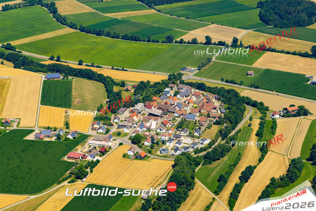 Aktuelles Luftbild von Röhrwangen Warthausen - Die Luftaufnahme wurde 2022 mittels UL-Flugzeug erstellt ( keine Drohne ) - hochauflösende Kamera-Systeme von  Canon -Beste Qualität - Für grossformatige Ausdrucke geeignet. Die Geschenkidee !