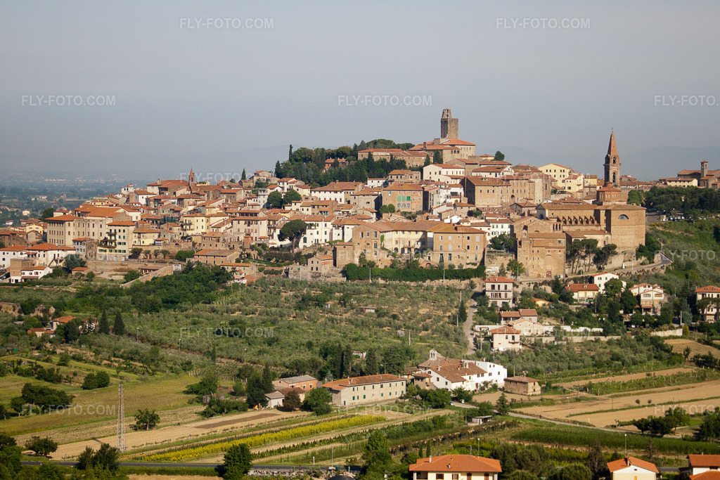 Aerial view: Old town area and city center in Lucignano in the state Arezzo, Italy. – Photo: IMG_27914.jpg taken on 05/30/2010 by Werner Riehm/FLY-FOTO.com – Resolution of the original: 4622 x 3082 px