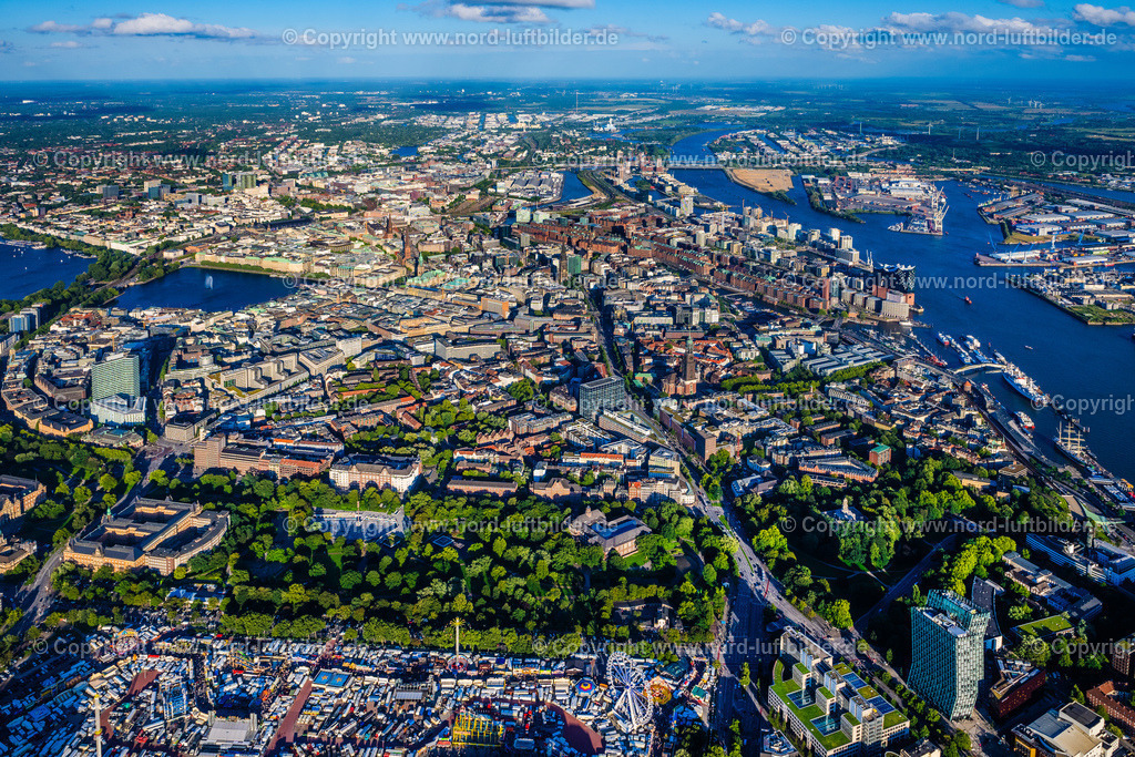 Hamburg_Mitte_ELS_2840090823 | HAMBURG 20.08.2023 Stadtzentrum im Innenstadtbereich am Ufer der Alster im Ortsteil Altstadt in Hamburg, Deutschland. // The city center in the downtown area on lake side of Alster in the district Altstadt in Hamburg, Germany. Foto: Martin Elsen