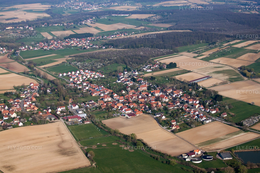 Aerial view: Agricultural fields and arable land in Kutzenhausen in the state Bas-Rhin, France.Photo: IMG_63793.jpg taken on 03/30/2014 by Werner Riehm/FLY-FOTO.comResolution of the original: 4536 x 3024 px