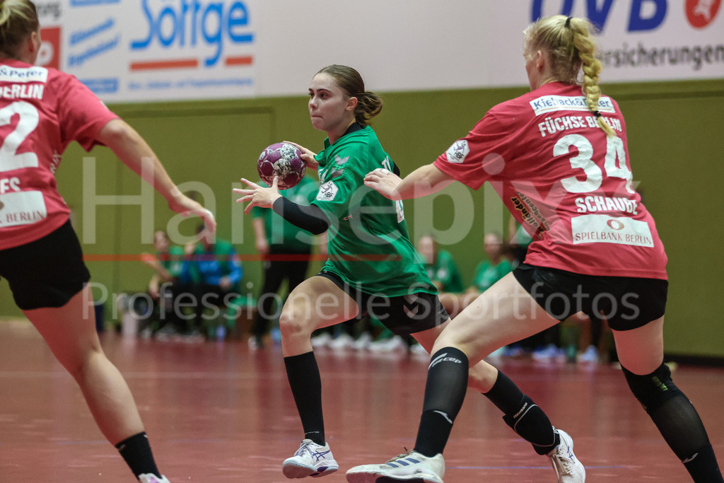 Handball, 2. Bundesliga Frauen, SV Werder Bremen - Füchse Berlin | v.li.: Chiara Thorn (SV Werder Bremen, 44) und Jonna Schaube (Füchse Berlin, 34) im Zweikampf, Duell, Spielszene, Aktion, Action