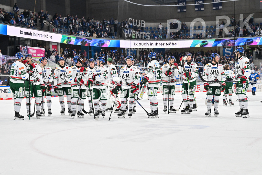 Dresdener Eislöwen - Augsburger Panther | Die Spieler der Panther feiern zusammen mit den Fans den Auswärtssieg in Dresden / DEL: Dresdener Eislöwen - Augsburger Panther; Joynext-Arena am 05.10.2025