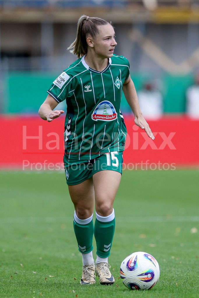 Fussball, Google Pixel Frauen-Bundesliga, SV Werder Bremen - TSG 1899 Hoffenheim | Michelle Weiß (SV Werder Bremen, 15) am Ball, Freisteller, Einzelbild, Ganzkörper, Aktion, Action, Spielszene, DIE DFB-RICHTLINIEN UNTERSAGEN JEGLICHE NUTZUNG VON FOTOS ALS SEQUENZBILDER UND/ODER VIDEOÄHNLICHE FOTOSTRECKEN. DFB REGULATIONS PROHIBIT ANY USE OF PHOTOGRAPHS AS IMAGE SEQUENCES AND/OR QUASI-VIDEO.