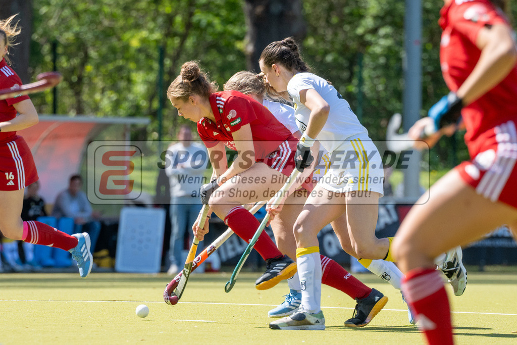 SFE_20250412_0094 | Köln, Deutschland, 12.04.2025:  Hockey 1. Bundesliga Damen Rot-Weiss Köln - Harvestehuder THC im KTHC Stadion Rot-Weiss Köln Tennis and Hockey Club am 12.04.2025 in Köln, Deutschland. (Foto von Stephan Fehrmann)Köln, Germany, 12.04.2025: Hockey 1. Bundesliga Damen Rot-Weiss Köln - Harvestehuder THC in KTHC Stadion Rot-Weiss Köln Tennis and Hockey Club at 12.04.2025 in Köln, Deutschland. (Foto from Stephan Fehrmann)