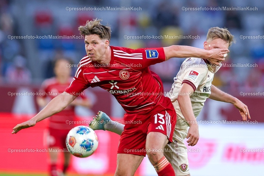 F9524042601079 | 24.04.2026, Fußball, Fortuna Düsseldorf - SC Dynamo Dresden, 2. Fußball Bundesliga, Herren, Merkur Spiel-Arena, 31. Spieltag, Saison 2025 2026: Cedric Itten&nbsp;(Fortuna Düsseldorf #13) im Zweikampf gegen  Jonas Sterner (Dynamo Dresden #32) - Jonas Sterner (Dynamo Dresden #32) bekommt die Hand in das Gesicht  DFB regulations prohibit any use of photographs as image sequences and or quasi-video.