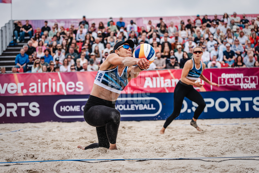 Beachvolleyball | Frauen | German Beach Tour 2024 | Tourstop Düsseldorf | 19.05.2024 | Leonie Klinke (links) nimmt den Ball an