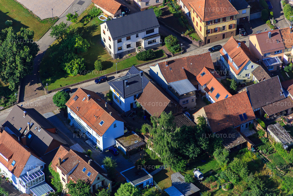 Luftbild: Lange Straße im Ortsteil Schluttenbach in Ettlingen im Bundesland Baden-Württemberg in Deutschland. Foto: IMG_084018.jpg vom 26.07.2015 durch Werner Riehm/FLY-FOTO.de