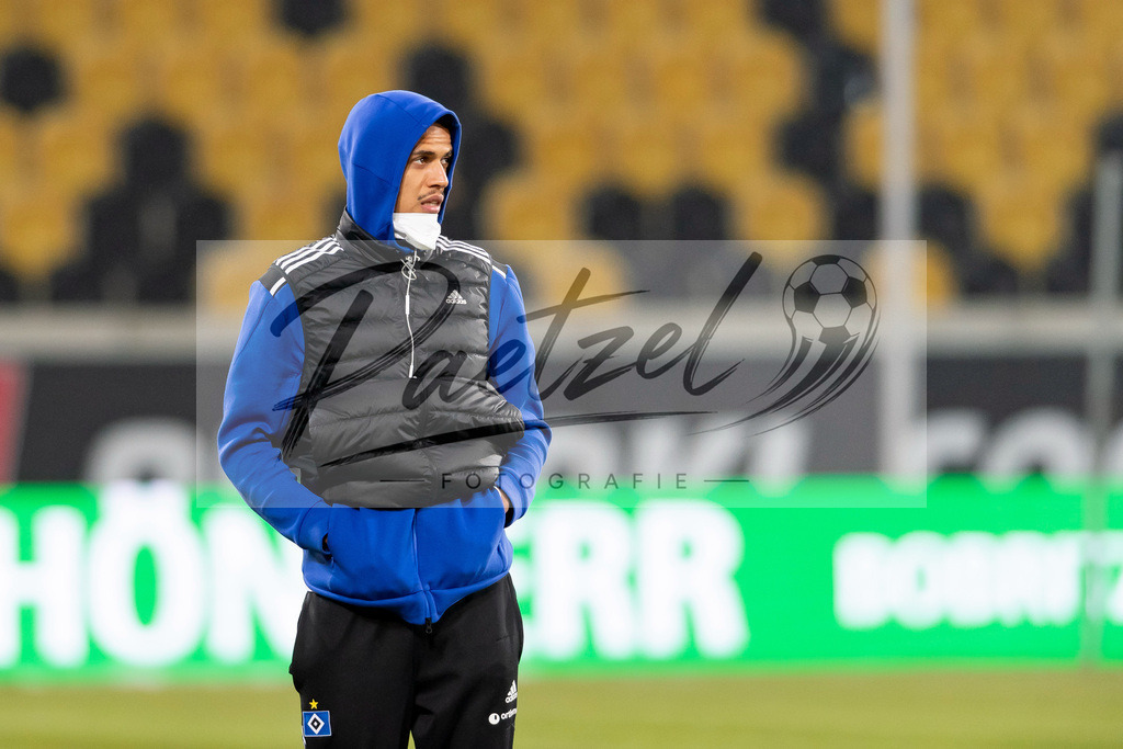 SGDHSV20220114_004 | Fussball, Herren: Robert Glatzel (Hamburger SV) schaut bei dem Spiel der 2. Bundesliga zwischen SG Dynamo Dresden und Hamburger SV im Rudolf-Harbig-Stadion am 14.01.2022 in Dresden, Deutschland.DFB / DFL REGULATIONS PROHIBIT ANY USE OF PHOTOGRAPHS AS IMAGE SEQUENCES AND/OR QUASI-VIDEO. - Realisiert mit Pictrs.com