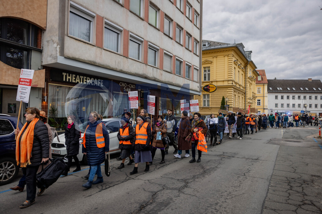 RR5M6081 | 29.NOV.24-Protestmarsch gegen Gewalt-Copyright: Katholische Kirche Kärnten/Denk Dich Neu/Trainproduction/Matthias Trinkl