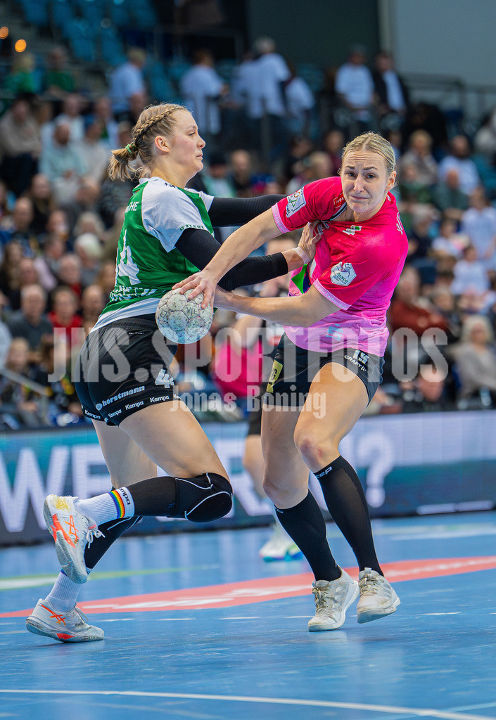 Handball I Frauen I Saison 2025-2026 I 1. HBF I 15. Spieltag I VFL Oldenburg - SV Union Halle-Neustadt 0071 | Lisa-Marie Fragge (44, VfL Oldenburg) verteidigt Lea Gruber (19, SV Union Halle-Neustadt) - Realisiert mit Pictrs.com
