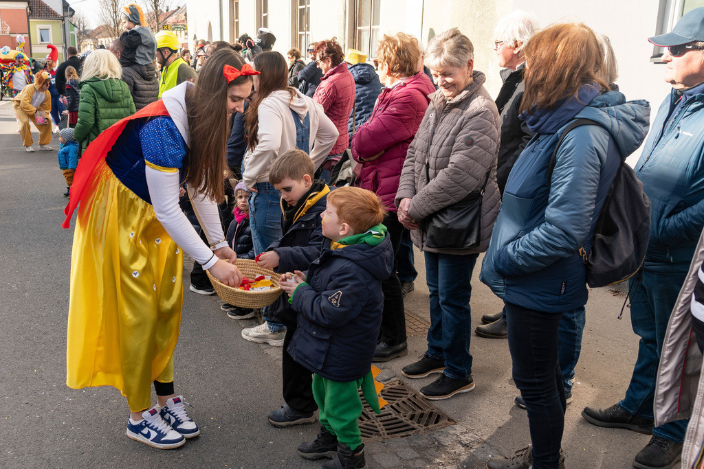 Umzug2025-093_9001 | Fotostrecke: FASCHINGSUMZUG 2025 in Loosdorf. 22 Masken(gruppen)-Teilnehmer: Loosdorfer Vereine, Wirtschaftstreibende, Gemeindeabordnungen sowie Kreditinstitute. rund 700 Besucher entlang der Hauptstrasse. Veranstaltungs-Sicherung durch Mannschaft der FF-Loosdorf mit schwerem Gerät. Maskenprämierung am EKZ-Platz durch Bgm. Thomas Vasku in den Kategorien: Bester Festwagen (Fa. gkonzept-Groissenberger; Beste Personengruppe-ASK-Loosdorf; Beste Einzelperson; Weiteste Anreise-FF Schollach;