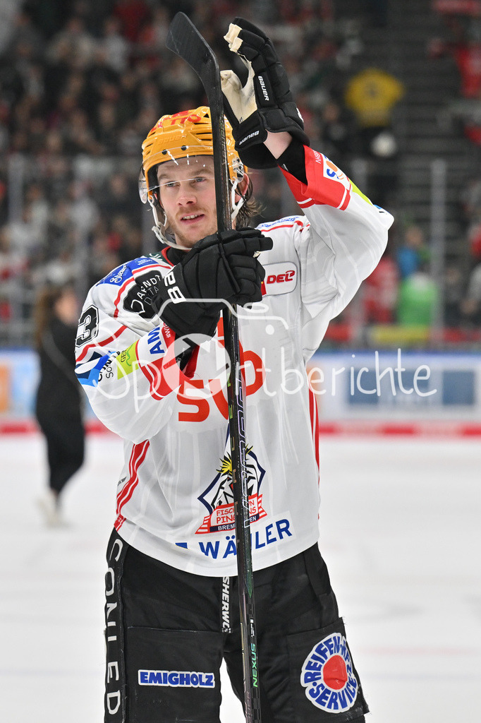 Augsburger Panther - Fischtown Bremerhaven | AUGSBURG, GERMANY - 25. JANUARY: die Spieler der Gäste bedanken bei den mitgereisten Fans nach dem 2-1 Auswärtssieg in Augsburg nach dem Match zwischen den Augsburger Panthern und den Fischtown Pinguins am 43. Spieltag der Penny DEL im Curt Frenzel Stadion  - Ziga JEGLIC (Fischtown Pinguins 13)
