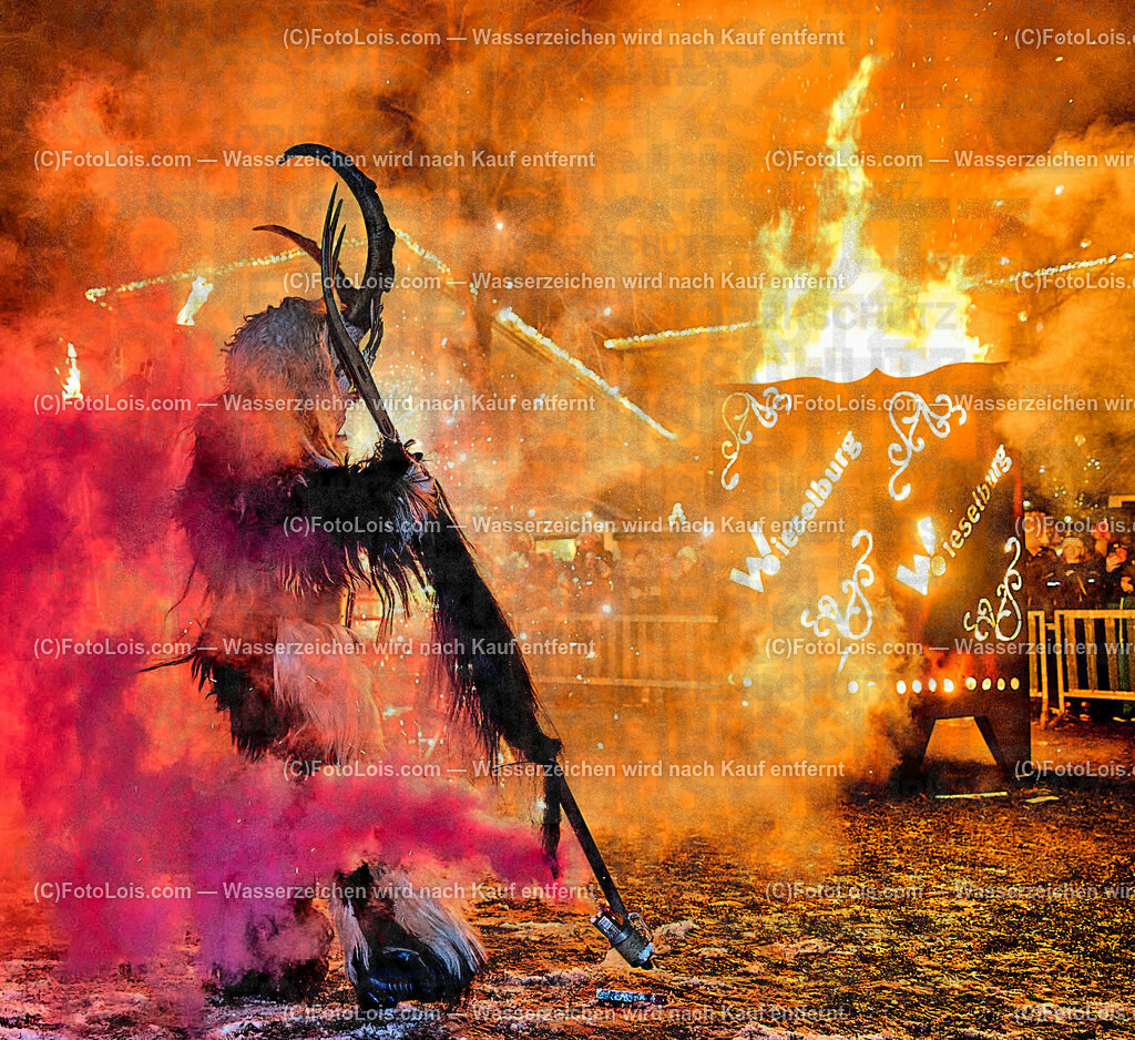 ALP9686_Wieselburger ADVENT_Wintersonnenwende_Perchtenlauf | (C)FotoLois.com, Alois Spandl, Wieselburger Advent, Wintersonnenwendfeier mit Umzug durch die Stadt, Sonnenwendfeuer und Perchtenlauf mit Show im Schlosspark, Mitwirkung der Partnergemeinde EINBECK, Sa 17. Dezmber 2022.