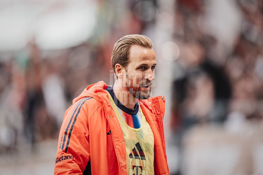 Fußball | Männer | Saison 2025/2026  | Fußball-Bundesliga | 29. Spieltag | FC St. Pauli vs. FC Bayern München | 11.04.2026 | Harry Kane (#9, FC Bayern München) auf dem Weg in die Kabine
