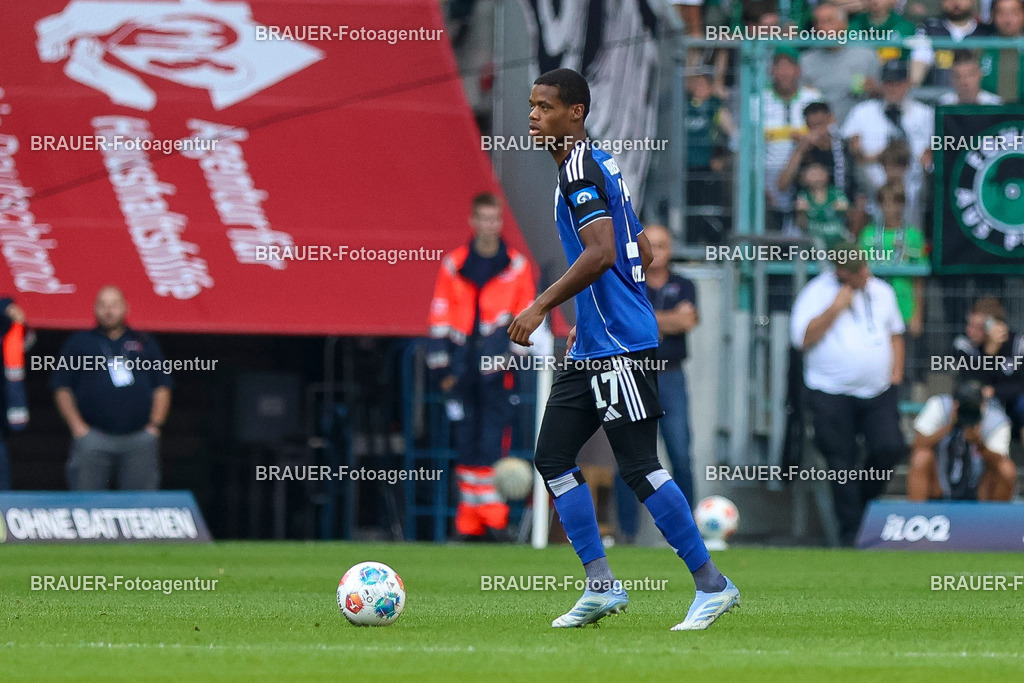 Borussia Mönchengladbach vs Hamburger SV - Bundesliga  | Mönchengladbach, Deutschland, 24.08.25:   Warmed Omari (Hamburger SV) in Aktion am Ball, Einzelaktion waehrend des Spiels der Bundesliga zwischen Borussia Mönchengladbach vs Hamburger SV im Stadion im Borussia Park(Foto von Brauer-Fotoagentur / Adrian Schlueter)