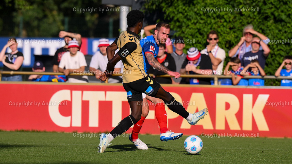 Holstein Kiel vs AS Saint-Etienne | Marco Komenda (Kiel #3) / Kevin Pedro (Etienne #6)Testspiel: Holstein Kiel vs AS Saint-Etienne / Citti Fussball Park - Projensdorf / Kiel / 10.08.24 - Realisiert mit Pictrs.com
