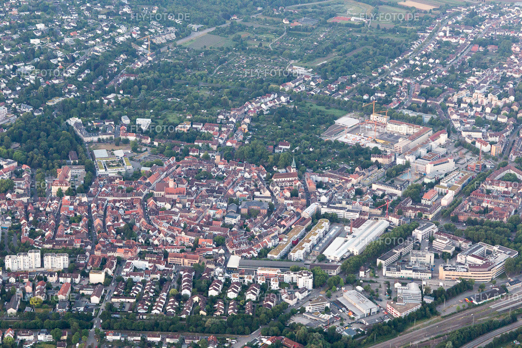 Ortsansicht | Luftbild: Ortsansicht im Ortsteil Durlach in Karlsruhe im Bundesland Baden-Württemberg in Deutschland. Foto: IMG_101511.jpg vom 08.07.2017 durch Werner Riehm/FLY-FOTO.de - Realisiert mit Pictrs.com