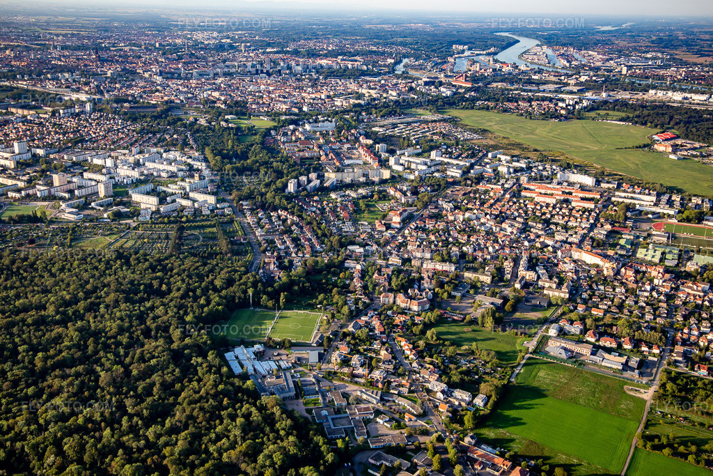 Aerial view: FC Stockfeld Colombes in the district Stockfeld Ouest in Straßburg in the state Bas-Rhin, France.Photo: IMG_137856.jpg taken on 08/18/2023 by Werner Riehm/FLY-FOTO.comResolution of the original: 5472 x 3648 px