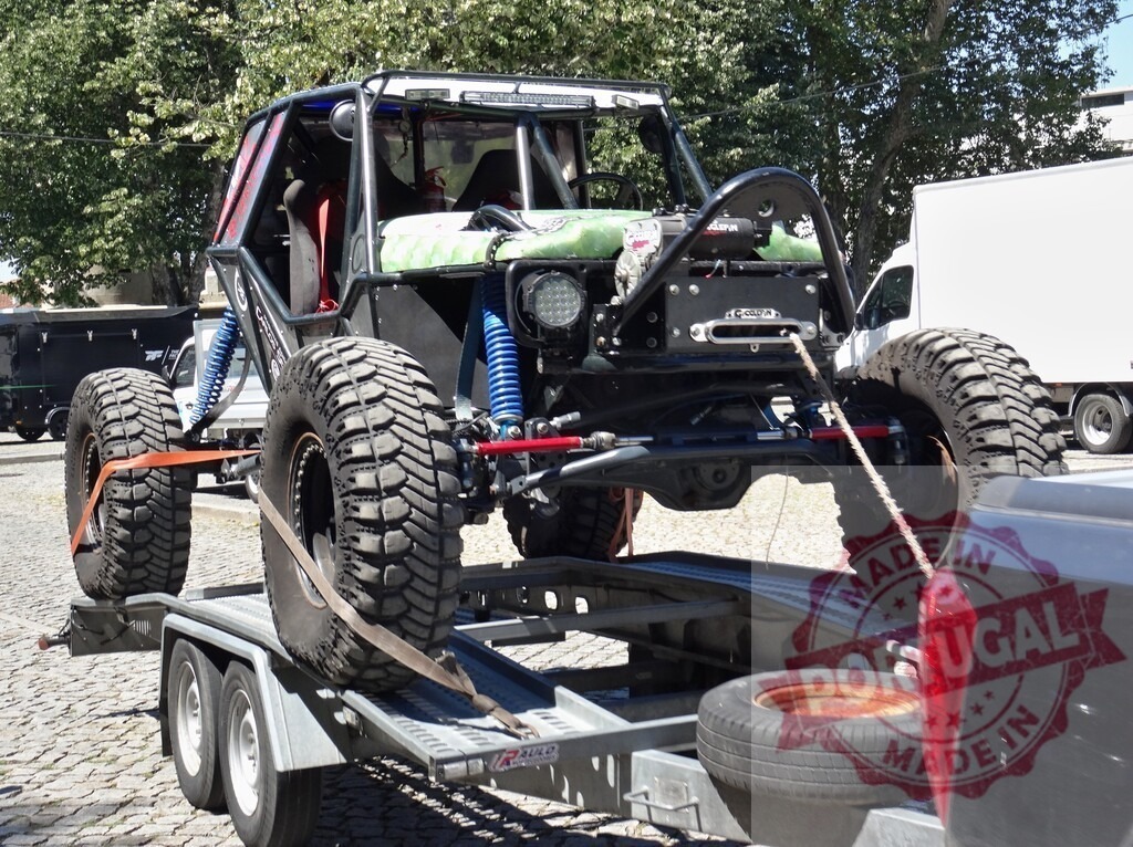 Buggy being loaded on car trailer with winch | Custom buggy with large wheels being loaded on car trailer using winch - Realisiert mit Pictrs.com