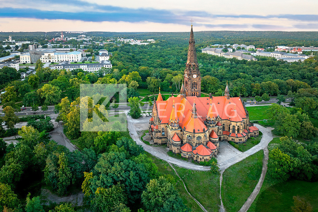 Garnisionskirche-Dresden-DJI_20230904194734_0011 | Blick auf die Garnisionskirche mit dem Militärhistorischen Museum im Hintergrund - Realisiert mit Pictrs.com