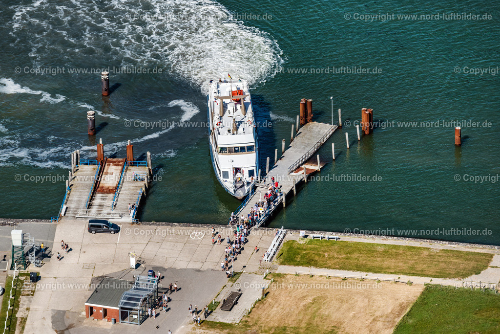 Hallig_Hooge_Hilligenlei_Fährschiff_Wyker_Dampfschiffsreederei_Föhr-Amrum_Adler_Express_Adler_Schiffe_ELS_9203130822 | HOOGE 13.08.2022 Hallig Hooge Hafenanlage mit Passagierschiff Adler Express beim Anlegen im Bundesland Schleswig-Holstein, Deutschland. Weiterführende Informationen bei: Adler-Schiffe GmbH & Co. KG. // Hallig Hooge port facility with passenger ship Adler Express docking in the state Schleswig-Holstein, Germany. Further information at: Adler-Schiffe GmbH & Co. KG. Foto: Martin Elsen