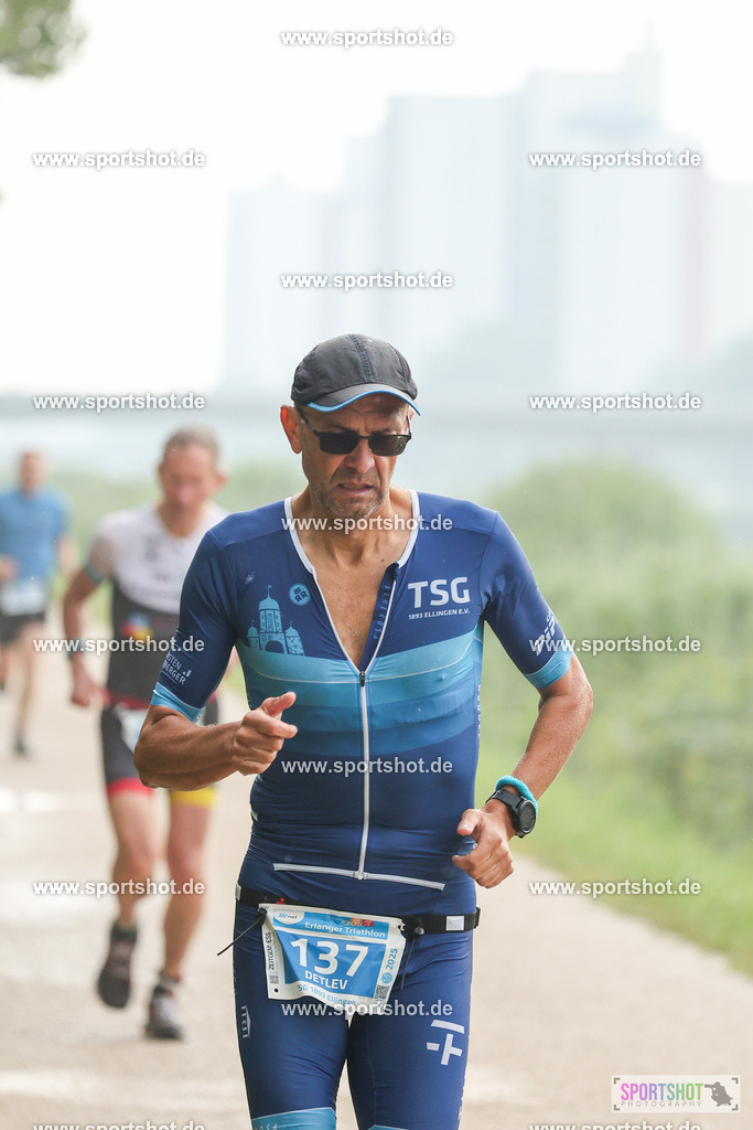 LUR_1191 | 34. M-net Erlanger Triathlon 2025 #erlangertriathlon  #mnettriathlon2025 #mnettriathlon #team #olympischedistanz #mitteldistanz #triathlon #maindonaukanal  #erlangertriathlon2025 #yourpictrs #tv1848 #tv1848erlangen  #triathlonbayern #sportinerlangen #demsportverbunden #sportshot_your_pictrs Copyright: www.sportshot.de