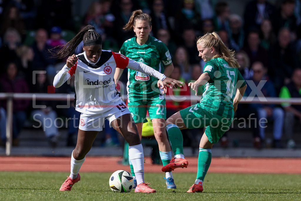 Fussball, Google Pixel Frauen-Bundesliga, SV Werder Bremen - Eintracht Frankfurt | v.li.: Nicole Anyomi (Eintracht Frankfurt, 19) und Ricarda Walkling (SV Werder Bremen, 13) im Zweikampf, Duell, Dynamik, Aktion, Action, Spielszene, DIE DFB-RICHTLINIEN UNTERSAGEN JEGLICHE NUTZUNG VON FOTOS ALS SEQUENZBILDER UND/ODER VIDEOÄHNLICHE FOTOSTRECKEN. DFB REGULATIONS PROHIBIT ANY USE OF PHOTOGRAPHS AS IMAGE SEQUENCES AND/OR QUASI-VIDEO.