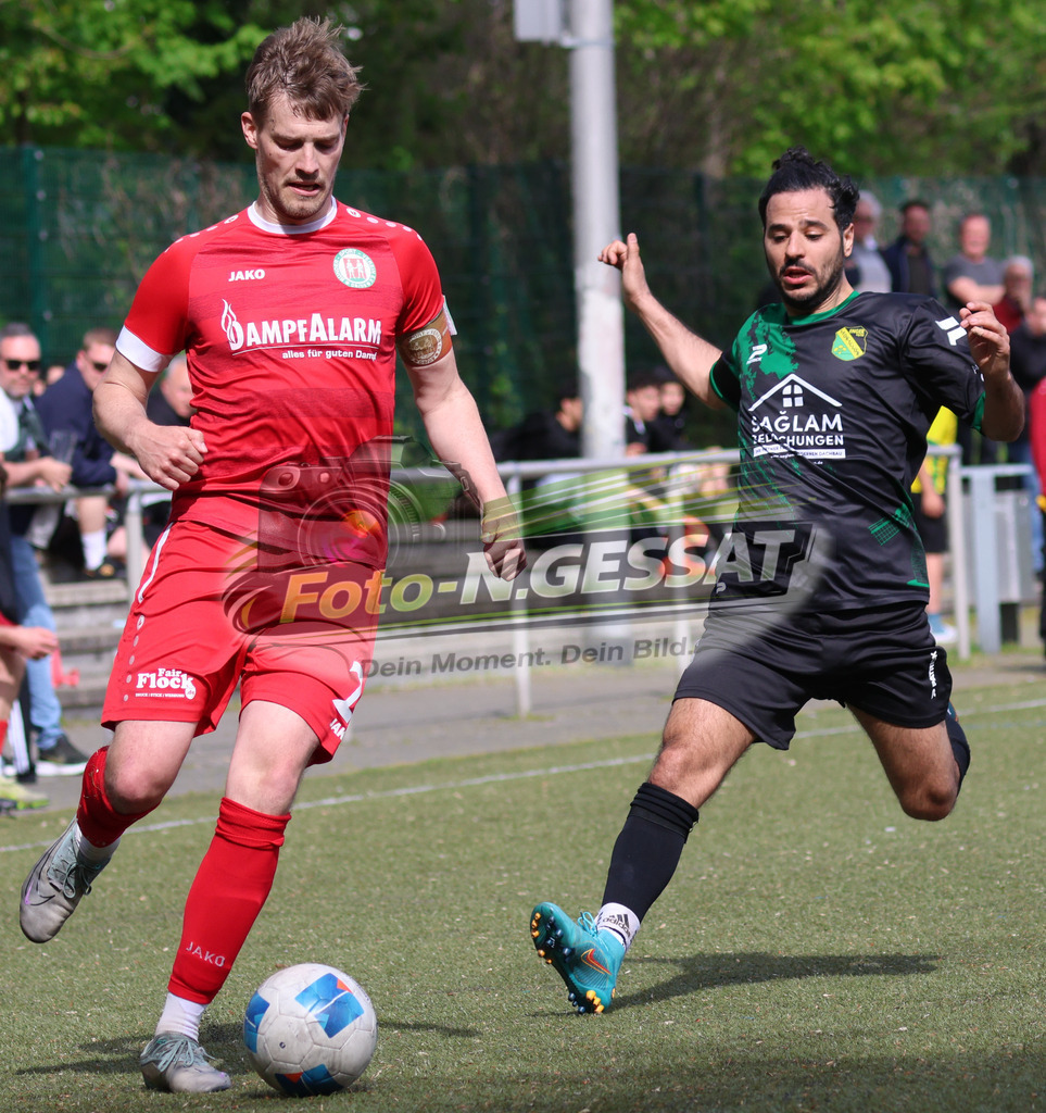 Bünder SV - SC Enger | Auf dem Bild zu sehen: rot Bünder SV: Timo Westerbeck ; schwarz SC Enger: Jack Aygül Bünder SV, SC Enger, Saison 25/26, Kreisliga A, Bünde, Deutschland - Realisiert mit Pictrs.com