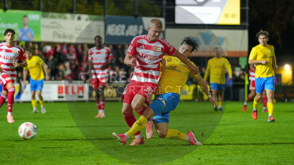 Fußball, Herren, Saison 2025/2026, Testspiel, Freundschaftsspiel, FSV 63 Luckenwalde vs. 1.FC Union Berlin, Mittwoch 08.10.2025, Werner-Seelenbinder-Stadion Luckenwalde, | Fußball, Herren, Saison 2025/2026, Testspiel, Freundschaftsspiel, FSV 63 Luckenwalde vs. 1.FC Union Berlin, Mittwoch 08.10.2025, Werner-Seelenbinder-Stadion Luckenwalde, Im Bild: Dmytro Bogdanov (l. Union) und Matthew Meier (r. Luckenwalde) - Realisiert mit Pictrs.com
