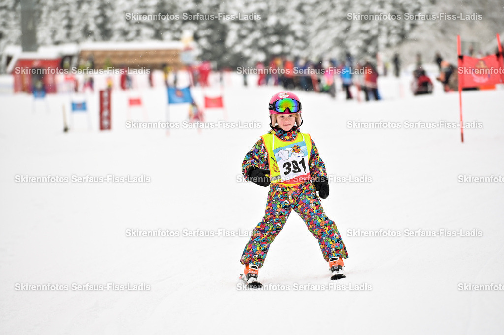 SRF_20.02.2026_0140 | Skirennfotos,Serfaus,Fiss,Ladis,Kinderskirennen,Winter,Tirol,Oberland,skirace,SFL,feelfree,weil wir's genießen,ski,Ski,skifahren,Sonnenplateau, - Realisiert mit Pictrs.com
