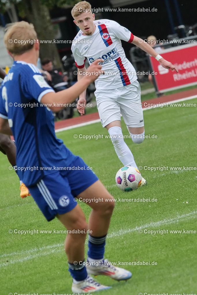 Fußball : Testspiel : SuS 09 Dinslaken - Schalke 04 U 19 am 25.07.2024 | Foto : Jochen Emde / www.kameradabei.de - Realisiert mit Pictrs.com