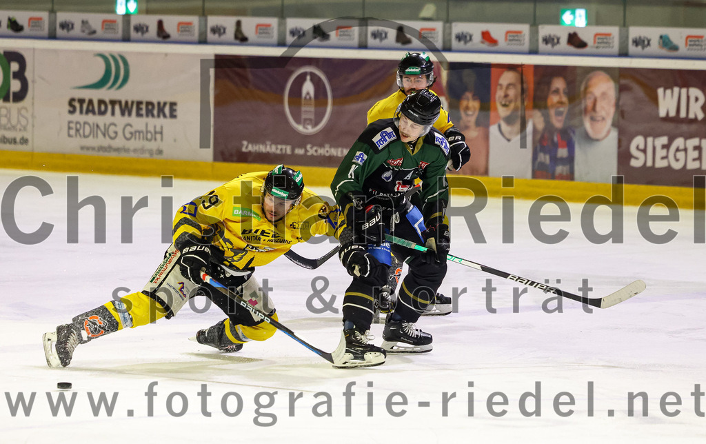 2022-11-20_119_TSV_Erding_gegen_ERSC_Amberg | Erding, Deutschland, 20.11.2022:
Eishockey, Bayernliga 2022 / 2023, 15. Spieltag, TSV Erding gegen ERSC Amberg, Endergebnis: 5:1

Kevin Schmitt (ERSC Amberg, #19), Sebastian Busch (Erding Gladiators, #11)

Foto: Christian Riedel / fotografie-riedel.net