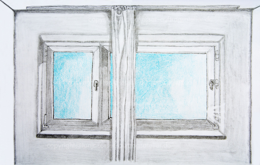 Schulfenster Bleistiftzeichnung | Bleistift und Buntstiftzeichnung eines Schulfensters. Trostlos hängt ein Vorhang an einer unsinnigen Stelle, während der Himmel bei Sonnenschein blau leuchtet und die Schüler und Schülerinnen nach draußen lockt. Abzeichnung von realem Objekt.