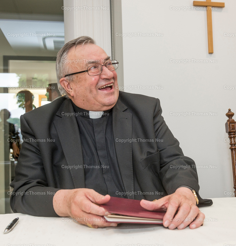 _DSC4746 2 | BensheimHGH, Veretragsunterzeichnung mit ,Karl Kardinal Lehmann,Dr. Peter Kurz (2.v.rechts), sitzenmd), , Oberbuergermeister Mannheim, Pfarrer Angelo Stiponovich, Alfred Daenzer, Geschaeftsfuehrer Uniklinik Mannheim (rechts, sitzend), , Bild: Thomas Neu