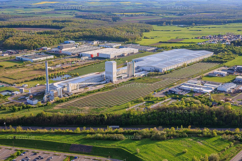 Luftbild: Glashütte AGC Glass Seingbouse SAS mit großer Freiflächen PV-Anlage in Seingbouse im Bundesland Moselle in Frankreich.Foto: IMG_154263.jpg vom 17.04.2026 durch Werner Riehm/FLY-FOTO.deAuflösung des Originals: 5649 x 3766 pxAGC Glass Europe